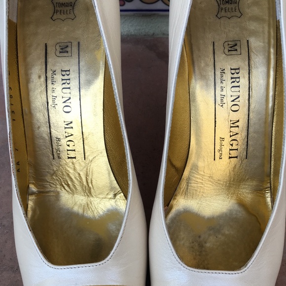 SALE 💃🏻VINTAGE BRUNO MAGLI IVORY LEATHER HEELS 7 - Picture 6 of 8